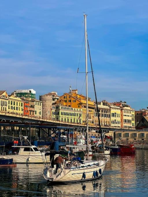 Overlooking The Porto Antico Of Genoa Apartment Bagian luar foto